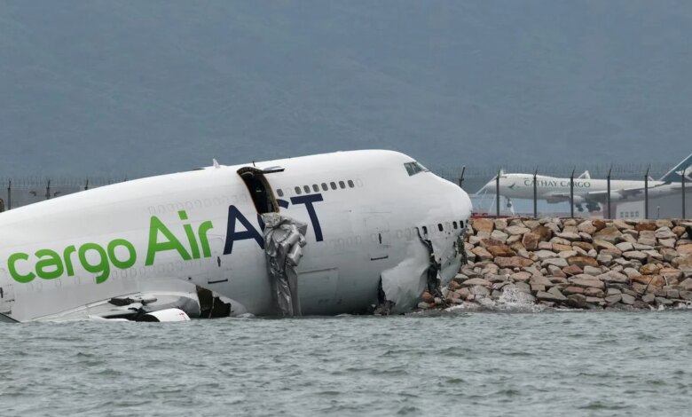 Hong Kong Havalimanı’nda Kargo Uçağı Pistten Çıktı Hong Kong Havalimanı’nda Kargo Uçağı Pistten Çıktı