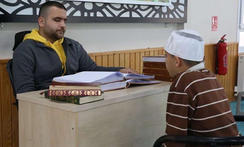 Görme Engelli Hafız, Öğrencileri Kur’an ile Tanıştırıyor Görme Engelli Hafız, Öğrencileri Kur’an ile Tanıştırıyor